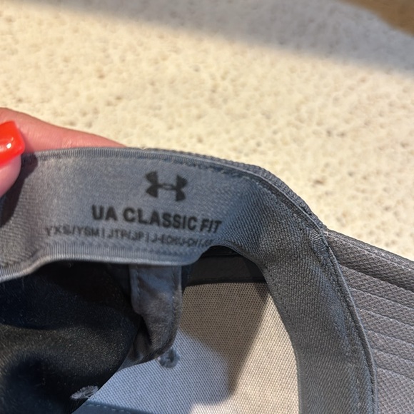 Boys under Armour hat - Picture 3 of 3